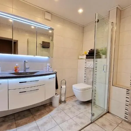 Ensemble Aus Ferienhaus Und Einliegerwohnung *